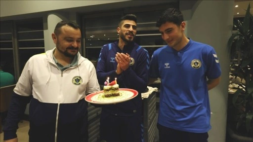 Şehit Fethi Sekin'in futbolcu oğlu, 19. yaş gününü takım arkadaşlarıyla kutladı