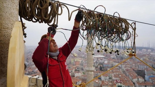 Selimiye Camisi'nin minareleri mahyayla süslenmeye başlandı