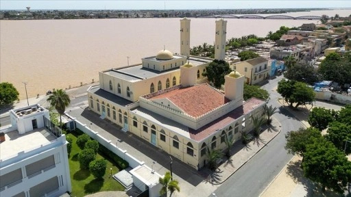 Senegal'de minaresinde çan bulunan Büyük Saint-Louis Camisi