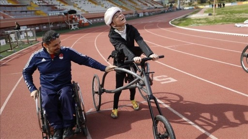 Serebral palsili sporcu Canan biniciliğin ardından atletizme de başladı