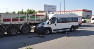 Servis minibüsü TIR'a çarptı: 17 yaralı