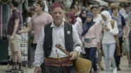 'Sevdalinka'yı 200 yıllık bağlamasıyla sokaklarda yaşatıyor