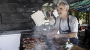 Sıcak hava Adana kebabı tutkusuna engel olmuyor