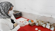 Sığınmacı kadınlar salgınla mücadeleye ürettikleri sabunlarla katkı sağlıyor