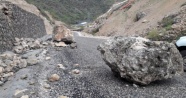 Siirt’te dağdan kopan dev kaya parçaları yolu ulaşıma kapattı