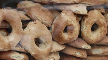 Siirt'te pişmesi saatler süren lezzet: Kuru ekmek