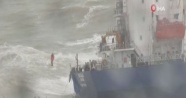 Şile'de karaya oturan geminin mürettebatının kurtarılma anı havadan görüntülendi
