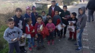 'Simitçi Erkan' İdlibli çocuklara 700 battaniye ve 150 mont ulaştırdı