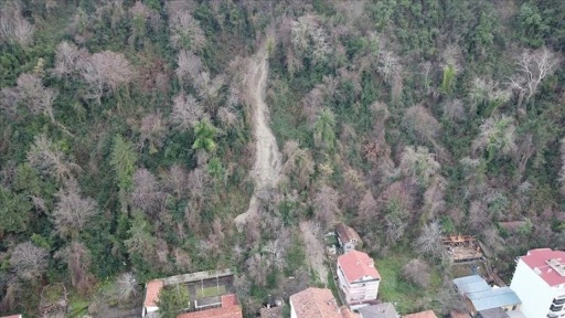 Sinop'ta kar ve sağanak sonrası toprak kayması oluştu