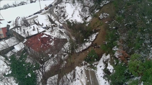 Sinop’ta kar yağışı toprak kaymasına neden oldu