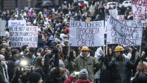 Sırbistan'da greve gidecek öğretmenleri destekleyen öğrencilerden protesto