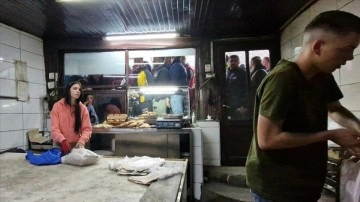 Sırbistanlı Kolasinac, dede yadigari fırınında hazırladığı Ramazan pidelerini ücretsiz dağıtıyor