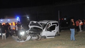 Şırnak'ta refüje çarpan hafif ticari araçtaki 8 kişi yaralandı