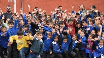 Şırnak'ta Uzungeçitli öğrenciler mavi ve kırmızı önlükle okula gidiyor