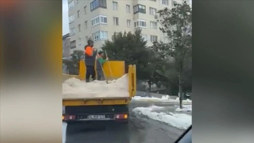 Şişli'de belediye ekibi araçların üzerine kürekle tuz attı