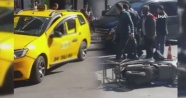 Şişli&#39;de taksi şoförü önce motosiklete çarptı, ardından bıçakla sürücünün üzerine yürüdü