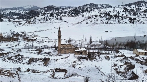 Sivas'ta baraj altında kalan köy, sular çekilince karla kaplandı