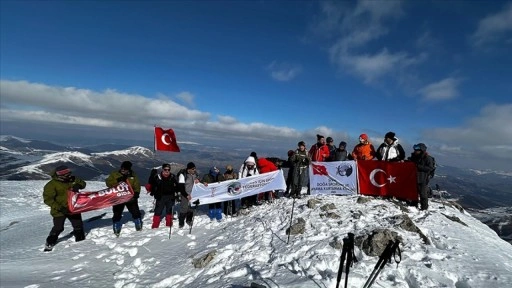 Sivas'ta dağcılar 2 bin 640 rakımlı Tekeli Dağı'nın zirvesine tırmandı