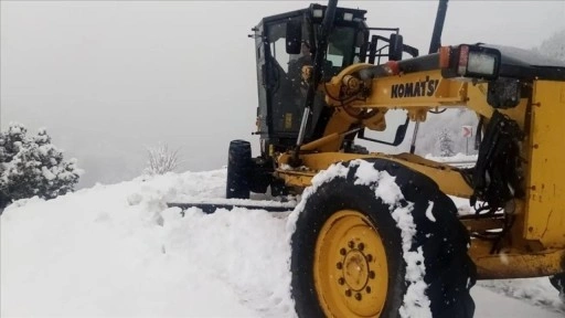 Sivas'ta kar ve tipi nedeniyle 34 köy yolu ulaşıma kapandı