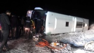 Sivas'ta yolcu otobüsü devrildi: 20 yaralı