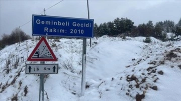 Sivas'ta Geminbeli Geçidi'nde kar yağışı etkili oldu