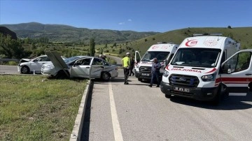 Sivas'ta iki otomobilin çarpıştığı kazada 2'si çocuk 8 kişi yaralandı