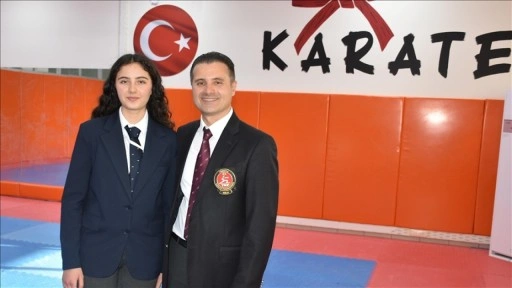 Siyah kuşak sahibi doktor baba ile tıp öğrencisi kızı, karate hakemliği yapıyor