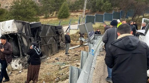 Isparta'da yolcu otobüsünün şarampole devrildiği kazada 1 kişi öldü, 18 kişi yaralandı