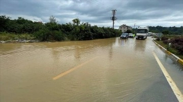 Su taşkını nedeniyle ulaşıma kapanan Akçakoca-Ereğli yolu açıldı