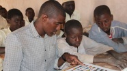 Sudan'daki köyünde çocuklara Türkçe öğretiyor