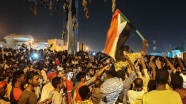 Sudanlılar Askeri Geçiş Konseyi Başkanı Avf'ın görevi bırakmasını kutluyor