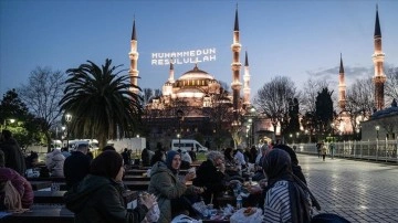 Sultanahmet Meydanı, Ramazan'ın ilk iftarı için gelenlerle doldu