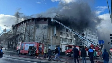 Sultangazi'de ayakkabı imalathanesinde çıkan yangına müdahale ediliyor