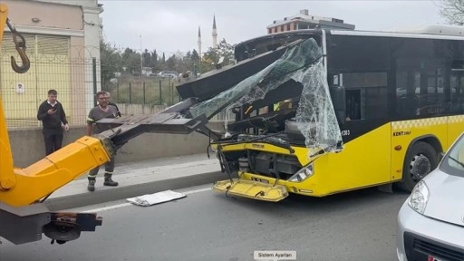 Sultangazi'de iki İETT otobüsünün çarpışması sonucu 2 yolcu yaralandı