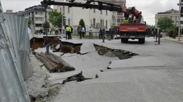Sultangazi'de yol çökmesi sonucu İSKİ'ye ait su borusu patladı