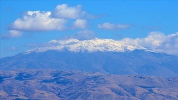 Süphan Dağı'nın zirvesi karla kaplandı