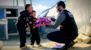 Suriye&#039;de çadır kentlerde yaşayan çocuklara mont yardımı yapıldı