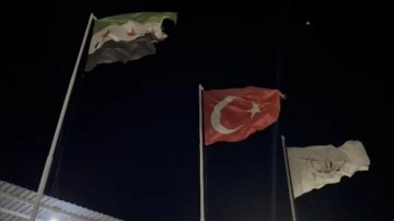 Suriye Milli Ordusu, Türk bayrağını göndere çekerek 'kardeşiz' vurgusu yaptı