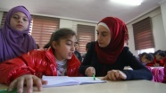 Suriyeli eczacı çocuklara gönüllü öğretmenlik yapıyor
