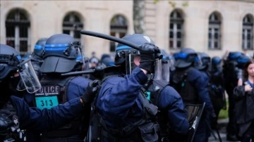 Suriyeli kameramanın Paris'te polisin müdahalesiyle yüzünden yaralandığı açıklandı
