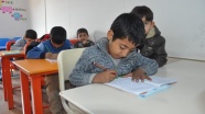 Suriyeli minikler Türkçe okuma yazma öğreniyor
