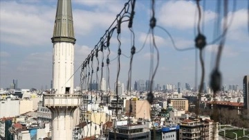 Taksim Camisi'ne 'Elhamdülillah' yazılı Ramazan mahyası asıldı