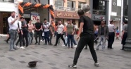 Taksim'de İranlı top cambazının gösterisine vatandaşlardan yoğun ilgi