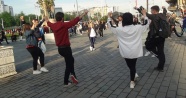 Taksim'de zeybek oynayan öğrencilere yoğun ilgi