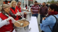 Taksim Meydanı'nda aşure dağıtıldı