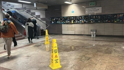 Taksim Meydanı'nda patlayan borudan fışkıran su metro istasyonuna aktı