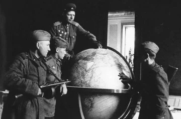 Tarihi fotoğraf! Sovyet askerleri, Hitler'in makam odasını bastı
