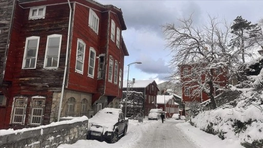 Tarihi İnebolu evleri karla kaplandı