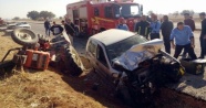 Tavas’ta otomobil traktöre çarptı: 1 ölü, 1 yaralı