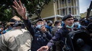 Tayland'da polis hükümet binası dışında toplanan göstericileri dağıttı